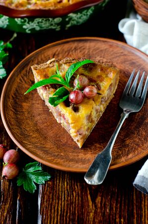Tart with gooseberries and cream fillingの写真素材