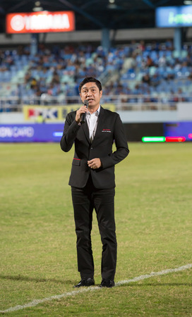 CHONBURI THAILAND-AUGUST 23:P.Pue-on(suit) brand ambassador of toyota thai premier league in Thai Premier League (TPL) between Chonburi Fc(blue) vs SCG Muangthong United(red) on August 23, 2014 at Chonburi Stadiam in Chonburi Thailandのeditorial素材