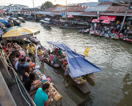 SAMUTHSONGKRAM THAILAND-DECEMBER 20:Ampawa Floating Market on December 20, 2014 at Samuthsongkram Thailandのeditorial素材