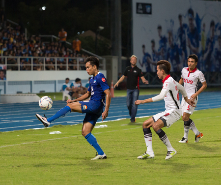 CHONBURI THAILAND-MAY 28:Korrakot Wiriyaudomsiri(blue) in Thai Premier League (TPL) between Chonburi FC(blue) vs Bangkok United(white) on April 28, 2016 at Chonburi Stadium in Chonburi Thailandのeditorial素材