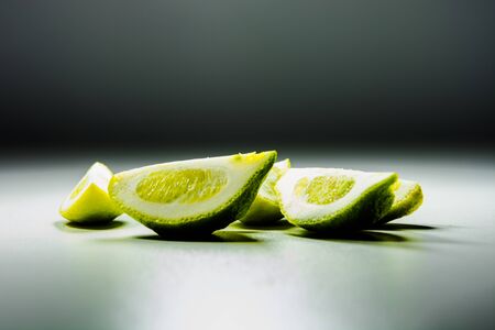 lemons positionned different way on a gradient background