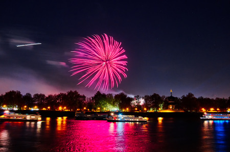 Lndon, Uk 2015, november 7. Guy Fawkes fireworks at southbank of thames river. london , november 7 2015のeditorial素材