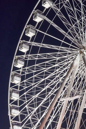 A white ferris whele by night
