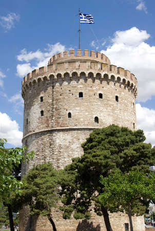 White tower in Thessaloniki with the Greek flagのeditorial素材
