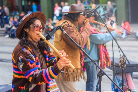 AUGUST 2013, EDINBURGH SCOTLAND: Native American traveling music troop playing music for people of Edinburghのeditorial素材