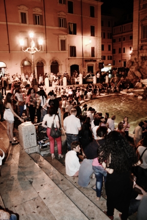 Trevi Fountain Rome at night with touristsのeditorial素材