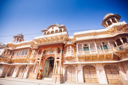 PUSHKAR, INDIA - JAN 16, 2017 Woman standing on the street in india in Pushkar, Rajasthan.のeditorial素材