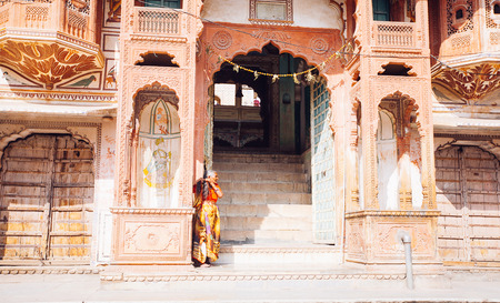 PUSHKAR, INDIA - JAN 16, 2017 Woman standing on the street in india in Pushkar, Rajasthan.のeditorial素材