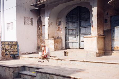 PUSHKAR, INDIA - JAN 16, 2017 Man sitting on the street in india in Pushkar, Rajasthan.のeditorial素材