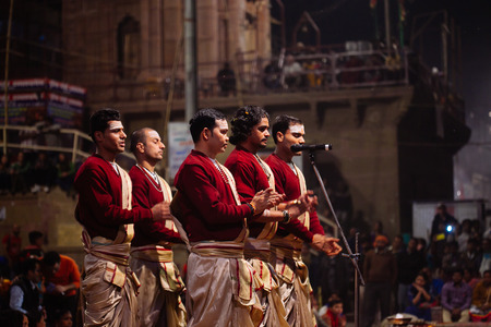 VARANASI, INDIA- 23 JANUARY 2017 : A Hindu priest performs the Ganga Aarti ritual in Varanasi. Fire puja is a Hindu ritual that takes place at Dashashwamedh Ghat on the banks of the river Gangesのeditorial素材