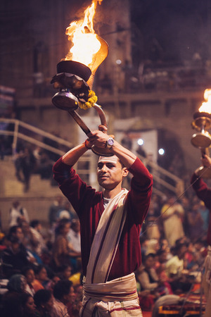VARANASI, INDIA- 23 JANUARY 2017 : A Hindu priest performs the Ganga Aarti ritual in Varanasi. Fire puja is a Hindu ritual that takes place at Dashashwamedh Ghat on the banks of the river Gangesのeditorial素材