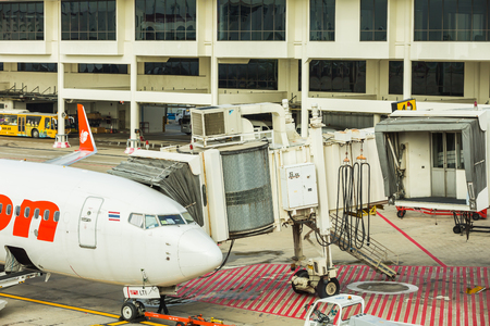 BANGKOK, THAILAND - 12 SEPTEMBER 2015 - Jet bridge or PBB for passenger boarding from the terminal gate to the aircraft at Don Mueang International Airport, Bangkok, Thailand.のeditorial素材