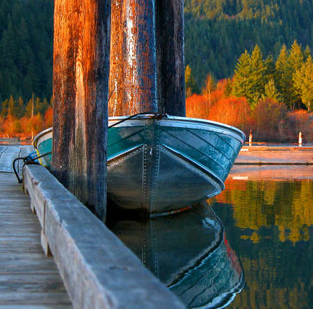 Fall reflections at the end of the dayの写真素材