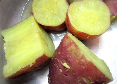Sweet potato sliced ââand boiled inside a pan, close-up.の写真素材