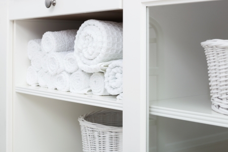 white towel on a shelf in the closetの写真素材