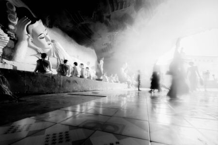 Reclining Buddha in Kaw-goon ancient cave at Kaw-goon Village, Hpa-an, Kayin State, Myanmar.の写真素材