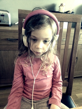 Little girl with headphonesの素材