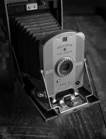 56 ART STUDIO, NAKHONSAWAN, THAILAND - April 13, 2018 : Old Vintage Polaroid Camera on Wooden Backgroundのeditorial素材
