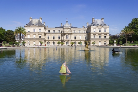 Traditional small wooden sailing boat in the pond of park Jardin du Luxembourg, Paris, Franceの写真素材