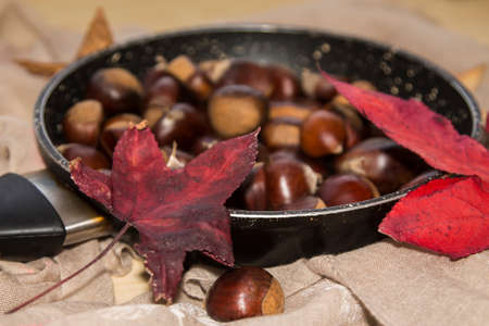 roasted chestnuts in the panの写真素材