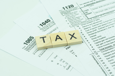 Tax Time text wooden block with on U.S. tax formの写真素材