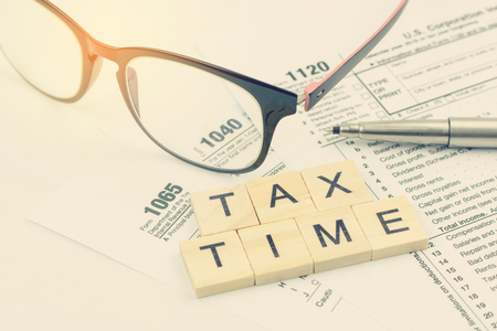 Tax Time text wooden block with on U.S. tax formの写真素材