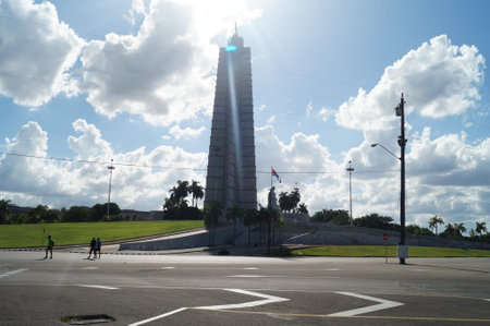 A tall monument stands proudly in Havana, casting a shadow as the sun shines brightly overhead.の写真素材