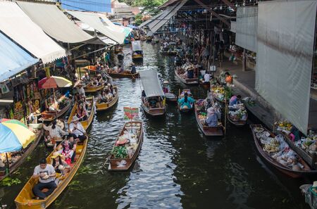THAILAND DAMNOEN SADUAK - Srptember 14,2016 : Damnoen Saduak Floating Market Featuring many small boats laden with colourful fruits, vegetables and Thai cuisineのeditorial素材