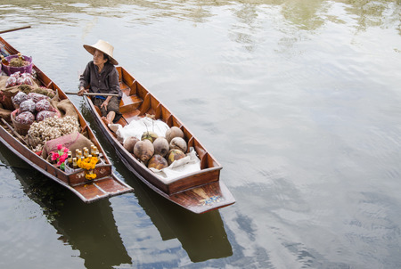 THAILAND DAMNOEN SADUAK - Srptember 14,2016 : Damnoen Saduak Floating Market Featuring many small boats laden with colourful fruits, vegetables and Thai cuisineのeditorial素材