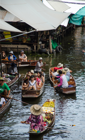 THAILAND DAMNOEN SADUAK - Srptember 14,2016 : Damnoen Saduak Floating Market Featuring many small boats laden with colourful fruits, vegetables and Thai cuisineのeditorial素材