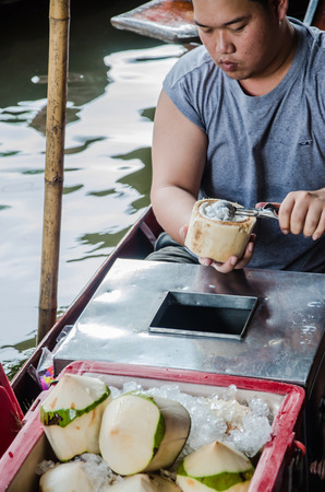 THAILAND DAMNOEN SADUAK - Srptember 14,2016 : Damnoen Saduak Floating Market Featuring many small boats laden with colourful fruits, vegetables and Thai cuisineのeditorial素材