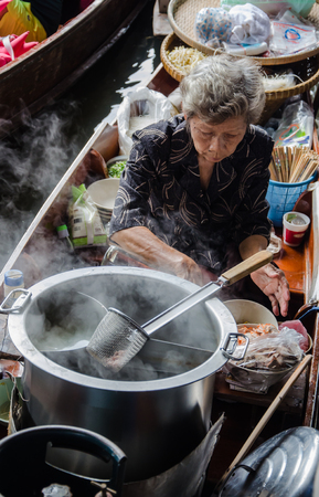 THAILAND DAMNOEN SADUAK - Srptember 14,2016 : Damnoen Saduak Floating Market Featuring many small boats laden with colourful fruits, vegetables and Thai cuisineのeditorial素材