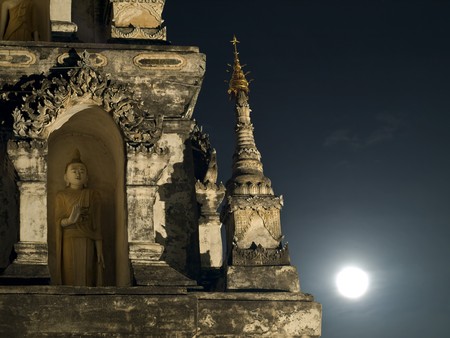The moon on Wat Chedi Liam Chiang Mai Thailandの写真素材