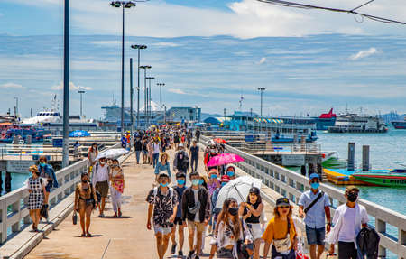 bali hier pear Pattaya districht chonburi Thailand people come back from Koh Larn by ferryboat November 2020のeditorial素材