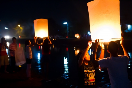 CHONBURI, THAILAND - NOVEMBER 28: Two people holding a flying fire lantern to celebrate the Loy Krathong festival. November 28, 2012 in Hua Hin, Thailand.のeditorial素材