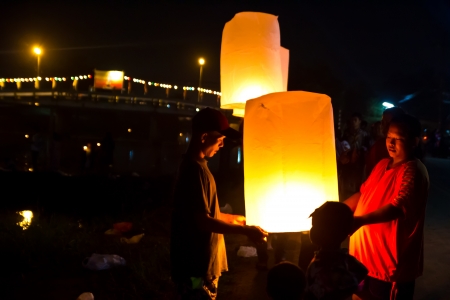 CHONBURI, THAILAND - NOVEMBER 28: Two people holding a flying fire lantern to celebrate the Loy Krathong festival. November 28, 2012 in Hua Hin, Thailand.のeditorial素材