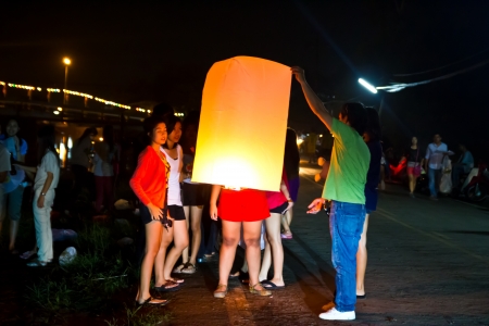 CHONBURI, THAILAND - NOVEMBER 28: Two people holding a flying fire lantern to celebrate the Loy Krathong festival. November 28, 2012 in Hua Hin, Thailand.のeditorial素材