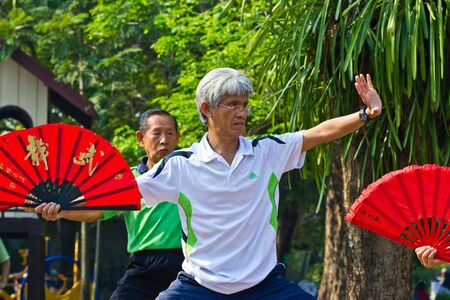 BANGKOK- FEB 25 :Unidentified People practising tai chi in the park on feb 25,2013 in Bangkok, Thailand.のeditorial素材