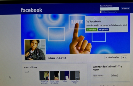 Thailand -24 is February  : face book be community network that a Thai likes to play last highly since  a child until old people is a place where has narcotic trading until every kind goods , at 24 February 2013 Thailandのeditorial素材