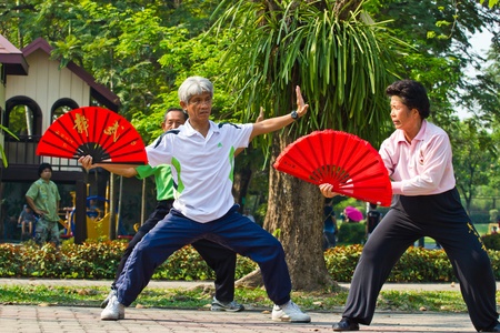 BANGKOK- FEB 25 :Unidentified People practising tai chi in the park on feb 25,2013 in Bangkok, Thailand.のeditorial素材