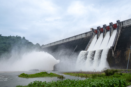 Big Concrete Dam Drainage Much Water made a Big Flood.の素材 [FY310110902136]