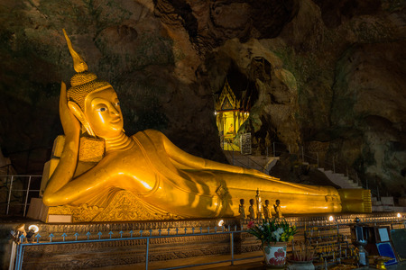 The golden reclining Buddha of Thumb Suwanna Kuha temple in Phang Nga province. the temple is inside the caveのeditorial素材
