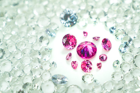 Pink gemstones is displayed on a white background swirling around.
Pink diamonds of various sizes and shapes are displayed in the middle of white diamonds.
Sweet pink diamonds.white gems backgroundの写真素材
