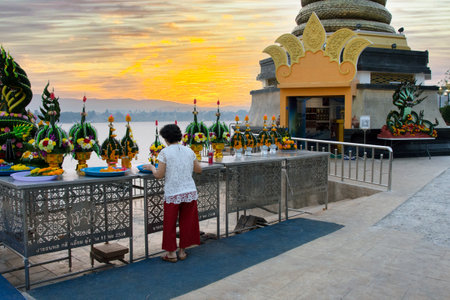 Unidentified Thai people pray at Wat Phra That Doi Suthep temple in Koh Samui, Thailand.のeditorial素材