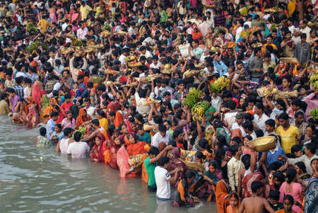 Chhath is an ancient Hindu festival, devotees were bathing on the river as per ritual in dawn. The devotees of Bihar along with West Bengal, Uttar Pradesh, Jharkhand were took part in this festival.のeditorial素材