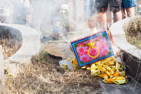KUALA LUMPUR, MALAYSIA, April 2, 2016: Chinese descendants burnt offerings to ancestors during the annual QingMing festival, or tomb sweeping day at cemetery in Malaysiaのeditorial素材