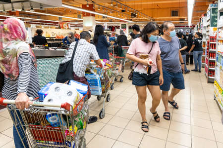 KUALA LUMPUR, MALAYSIA, MARCH 16, 2020: Panic buying among shoppers at supermarkets resulting empty shelves, with rumour of potential lock down amid covid-19 pandemic threat.のeditorial素材
