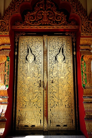 Thai art painting on Carving wood door of Wat phra that Haripoonchai in Lampoon, Thailand.のeditorial素材