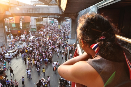 BANGKOK-JANUARY 13: Unidentified woman looking to Thai protesters on RAMA 1 street on Jan 13, 2014 in Bangkok, Thailand. のeditorial素材
