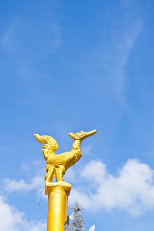 Golden swan statue in temple の写真素材